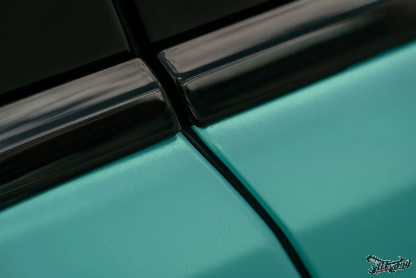Новый дизайн для Range Rover Vogue: оклейка в матовый мятный винил с черными глянцевыми элементами